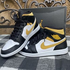 ❤️ SOLD ❤️Air Jordans 1 Mid, white (gold-yellow) Men’s Size 8 Sneakers w/ BOX